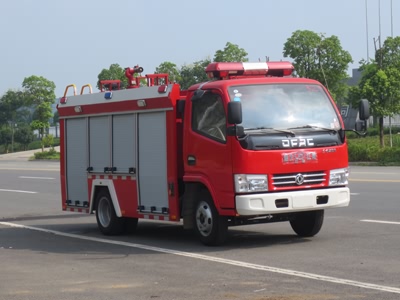 國五東風藍牌單排座水罐消防車